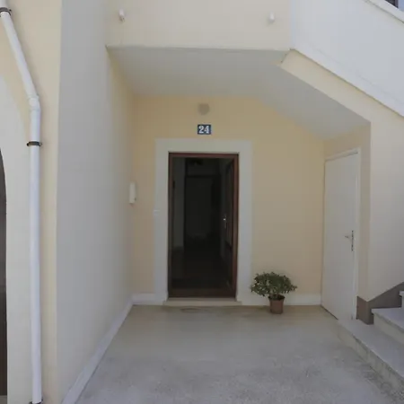 Ljubica アパート プナト